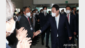 용산 대통령실 첫 출근길…尹대통령 “신나게 일하자”