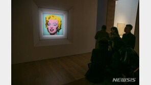 앤 워홀의 ‘샷 세이지 블루 마를린’ 경매서 2483억원에 낙찰