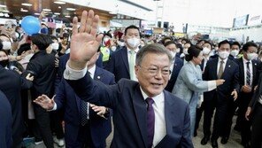 文 “빈손으로 왔지만 훨씬 부유…시작할 새 삶 너무 기대”