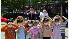 용산 어린이들 만난 尹대통령 “할아버지가 열심히 일할게”