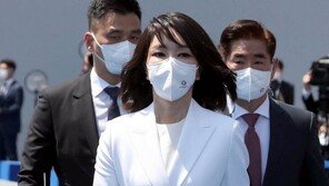 김건희, 순백의 투피스 차림…“참정권·새로운 출발” 상징
