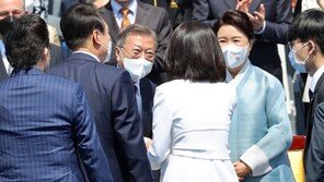 ‘첫 공식석상’ 김건희 여사, 두 전직 대통령에 90도 인사