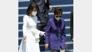 박근혜 깍듯이 모신 김건희 여사…전직 대통령 예우(영상)