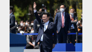 ‘용산시대’ 어린이 주민들 만난 尹대통령 “할아버지가 열심히 일할게”