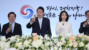 金총리 “문재인 정부가 한단계…죄송, 입에 익어서” 웃음 터진 연회장