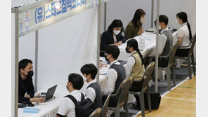 진지하게 채용상담 받는 학생들