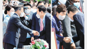 두 전직 대통령 자리 찾아가 인사하는 윤석열 대통령