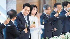 尹, 첫날 0시부터 공식일정 12개… 용산 경로당 찾아 ‘전입 인사’