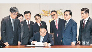 尹 “다수의 힘으로 억압하는 반지성주의에 민주주의 위기”