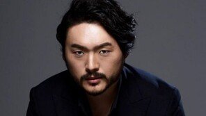 훈연한 듯 갈색의 목소리로 들려주는 ‘연애론’