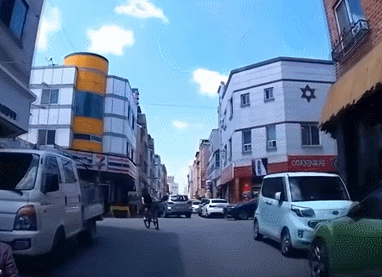 멈춰 선 차량에 자전거 ‘쾅’…“아이 父, 합의금과 새 자전거 요구”