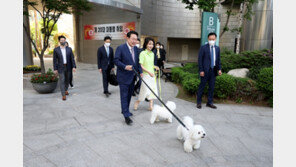 尹대통령, 김건희 여사와 반려견 배웅 받으며 ‘용산 첫 출근’