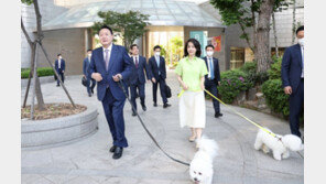 김건희 여사, ‘퍼스트독’ 마리·써니와 尹대통령 첫출근 배웅