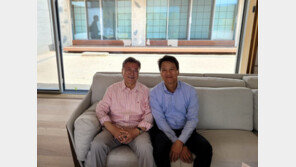 문재인 사저 찾은 임종석 “文, 편안해 보이셨다”