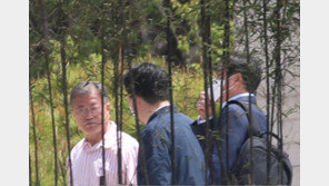 文, 편한 옷차림으로 사저 마당서 휴식…마을엔 시민들 발길