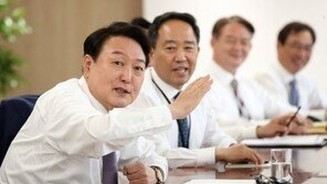 尹 ‘격식 없는’ 스타일…모두발언 생략·도시락 오찬·출근길 질답