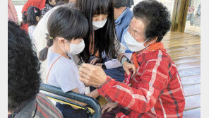 “할머니, 카네이션 달아드릴게요.”