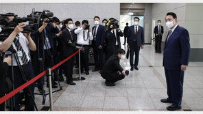 尹대통령 출근길 기자들과 첫 질의응답