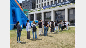 “오랜만에 캠퍼스가 복작복작”…대학가, 3년 만에 ‘노마스크’ 축제