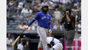 삼진 후 배트 부러뜨린 게레로Jr…토론토 4연패 수렁
