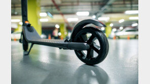 전동킥보드 함께 탄 20대男 2명, SUV차량에 치여 숨져