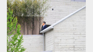 귀향 사흘째 12일 문재인 전 대통령 어머니 묘소 참배