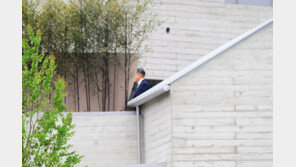 문재인 전 대통령, 귀향 사흘만 첫 외출…선친 묘소 참배