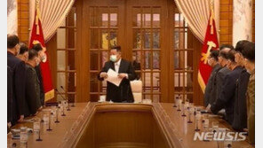 ‘노 마스크’ 고집 김정은, 정치국 회의엔 쓰고 나왔다