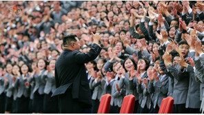 김정은 기념사진 정치, 코로나 집단 감염 온상 됐을 수도