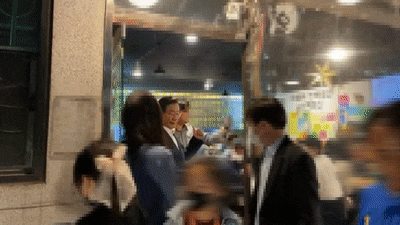 與 “이재명, 아이 보호하려 밀었다?…습관성 ‘노룩 푸쉬’”