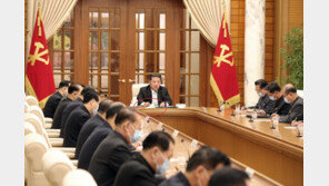 北 ‘코로나 비상사태’에 마스크 끼고 나타난 김정은