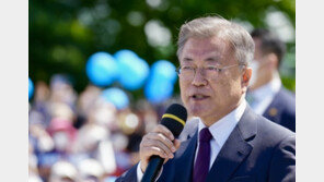 文 전 대통령, 퇴임 후 첫 메시지 “정리 안 끝났지만 잘 지내”