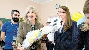 우크라 다녀온 질 바이든 “푸틴씨, 제발 전쟁 끝내달라”