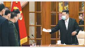마스크 쓴 김정은, 코로나 발생 첫 인정 “최중대 비상사건”… 전국 시군 봉쇄령 