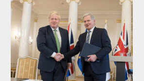 핀란드 “지체없이 나토가입” 발표… 러 “군사조치로 대응” 