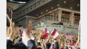 결국 독이 된 北열병식…밀접 접촉+해산, 감염 온상