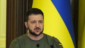 젤렌스키 “돈바스·크름반도는 우크라 영토…독립 인정 못 해”