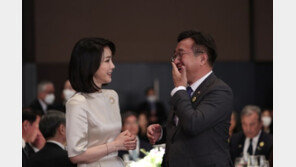 김건희 앞 활짝 웃은 윤호중에…손혜원 “진짜 바보? 희생자?”
