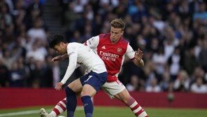 손흥민에 비매너 반칙한 홀딩…英 매체 “레슬링 같아”