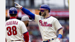 팔꿈치 부상인데…하퍼, 홈런으로 존재감 입증