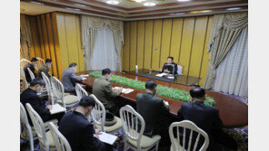 김정은이 직접 코로나19 ‘방역 허점’ 지적…北, 어디가 뚫렸나