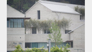 文 사저 7m 가림막, 하루만에 철거…“숨길 이유 없어”