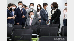 윤석열, 기자실 찾아 “국회 소통관보다 좁네…괜찮나”
