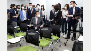 기자실 찾은 尹 “내가 앉으니 의자 좀 작네…좁은데 괜찮나”