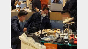 尹 대통령 부부, 취임 후 첫 주말 광장시장·백화점 나들이