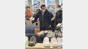 尹 대통령, 취임 첫 주말 백화점 구두 사고 시장 빈대떡 포장