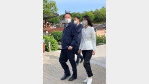 尹대통령 내외 ‘주말 데이트’…신발·떡볶이 사고 한옥마을 산책