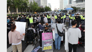 전장연, 용산서 도로 점거 시위…출근길 교통 혼잡
