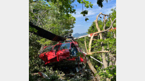 53년된 헬기, 자재 운반중 추락… 3명 사상
