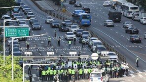 전장연, 용산 대통령실 부근 도로 30분간 점거… 출근길 교통 혼잡